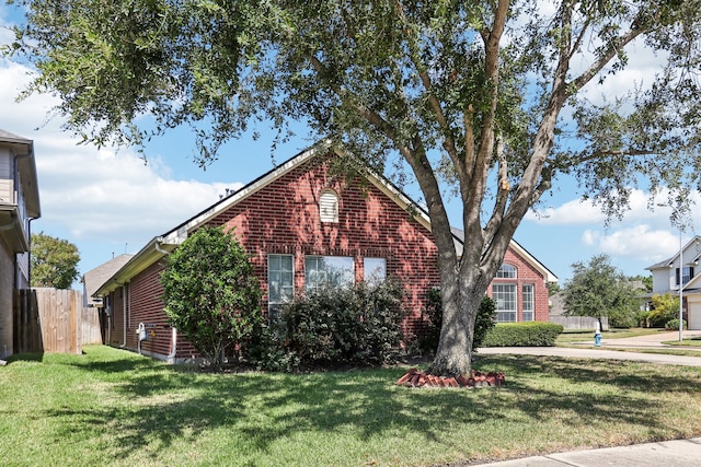 view of front facade featuring a front lawn