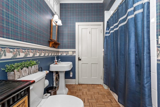 bathroom featuring a shower with shower curtain, crown molding, parquet floors, and toilet