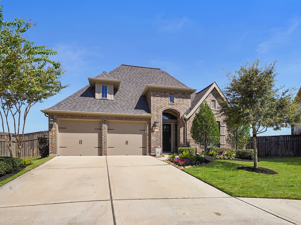 view of front of house featuring a garage and a front yard