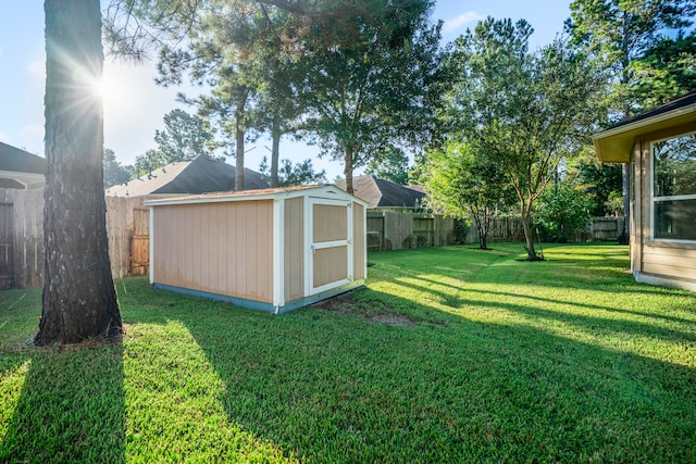 view of yard with a storage unit