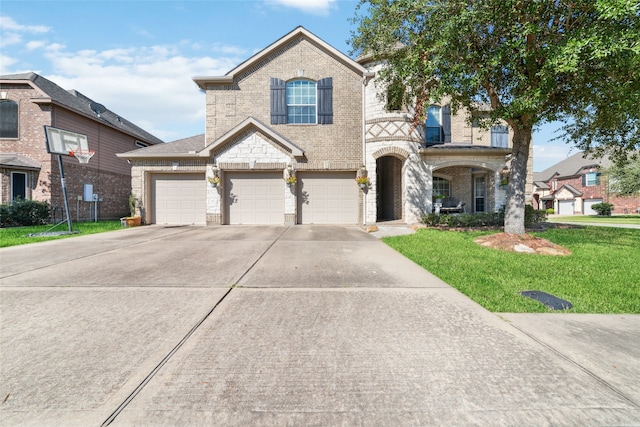 view of front facade featuring a garage and a front lawn