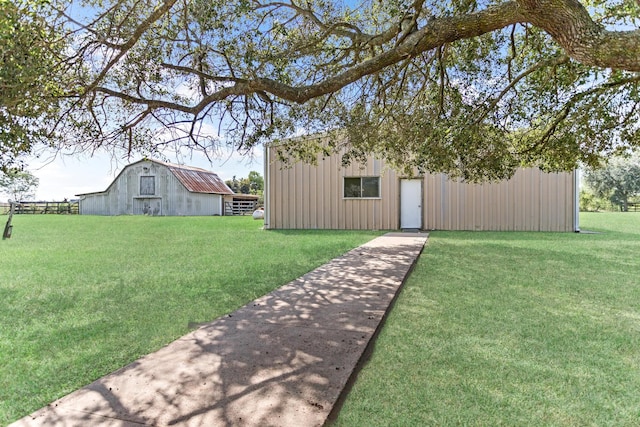 view of yard featuring an outdoor structure