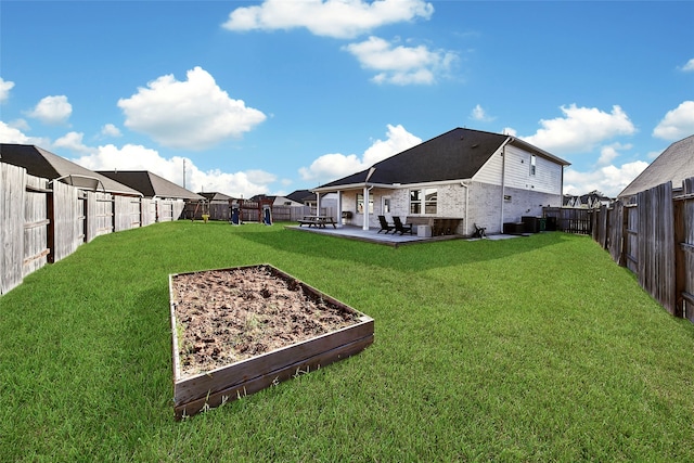 view of yard featuring a patio