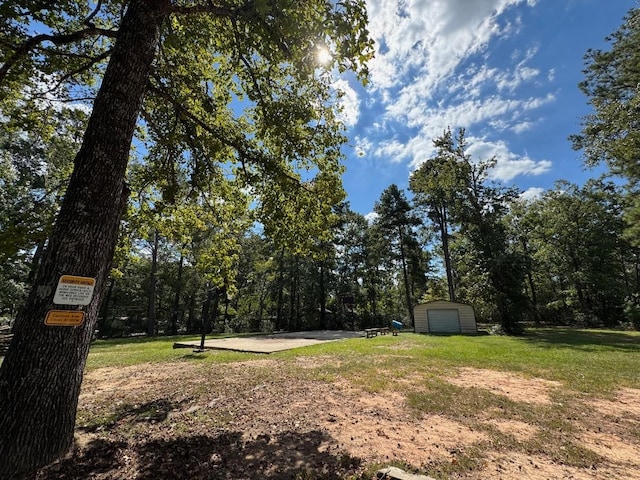 view of yard featuring an outbuilding