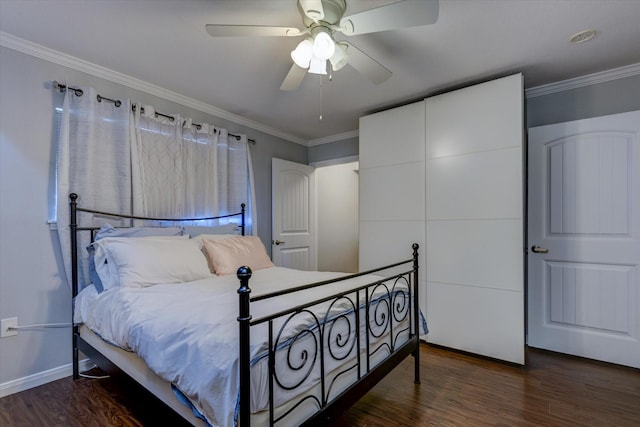 bedroom with ceiling fan, crown molding, and dark hardwood / wood-style floors