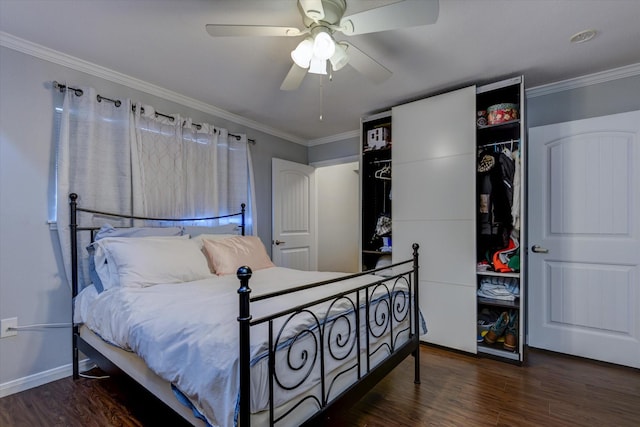 bedroom with ceiling fan, a closet, dark hardwood / wood-style floors, and ornamental molding