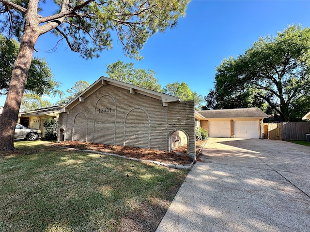 view of front of property featuring a garage and a front yard