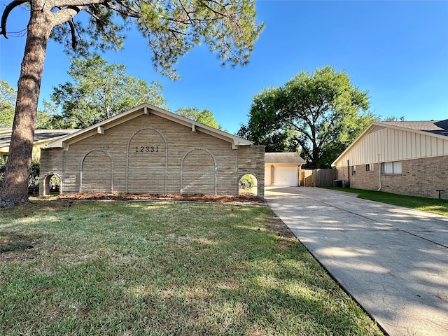 view of front facade featuring a garage, a front lawn, and central AC unit