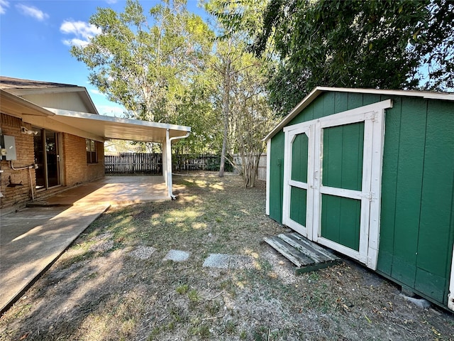 view of yard featuring a storage shed