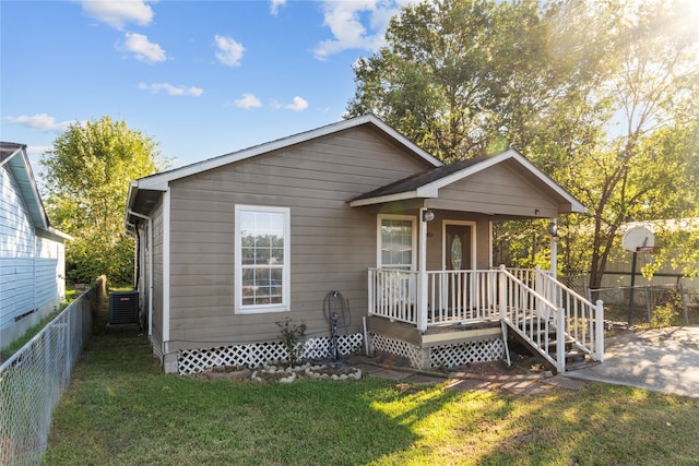 view of front of property featuring a front lawn