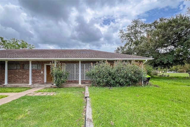 view of front of property featuring a front yard