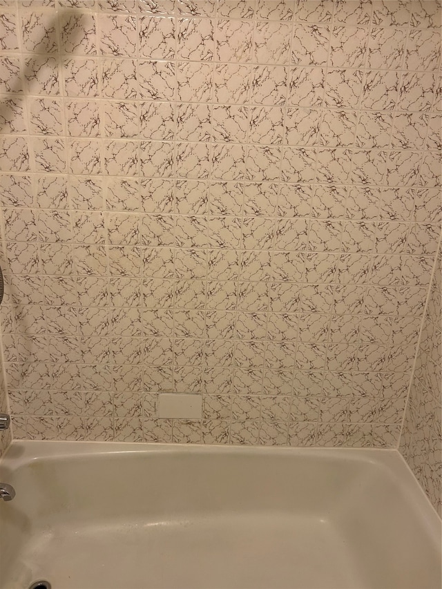 bathroom featuring tiled shower / bath combo