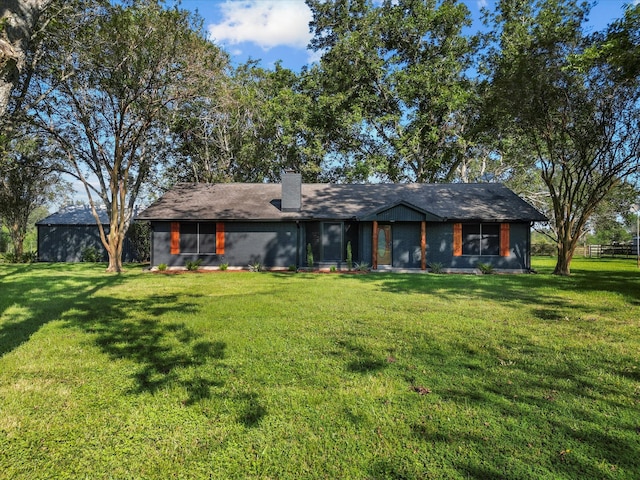 view of front of house featuring a front lawn