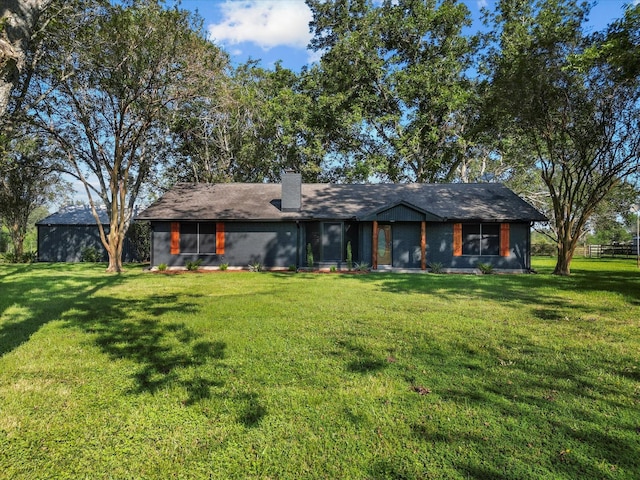 view of front of house featuring a front yard