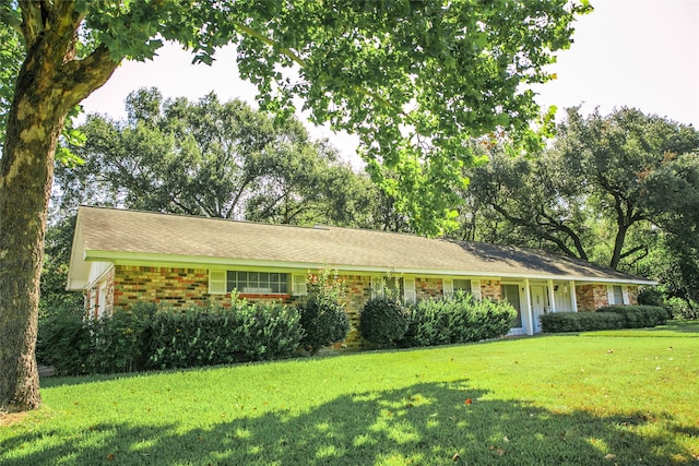 ranch-style home featuring a front yard