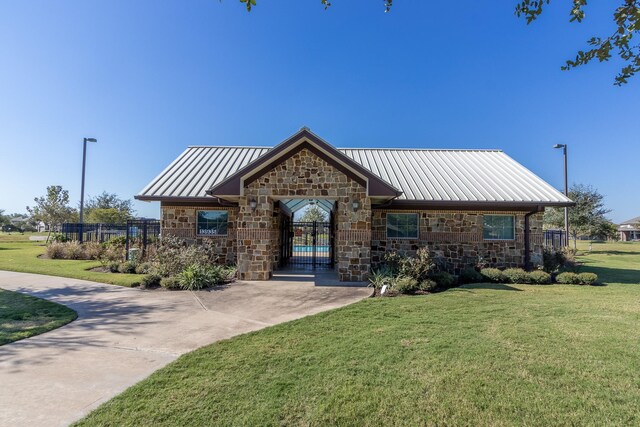 view of front of house featuring a front lawn