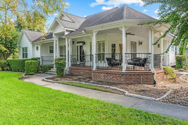 view of front of home featuring ceiling fan, a front lawn, and a porch