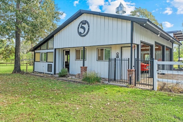 view of front of house with a front yard