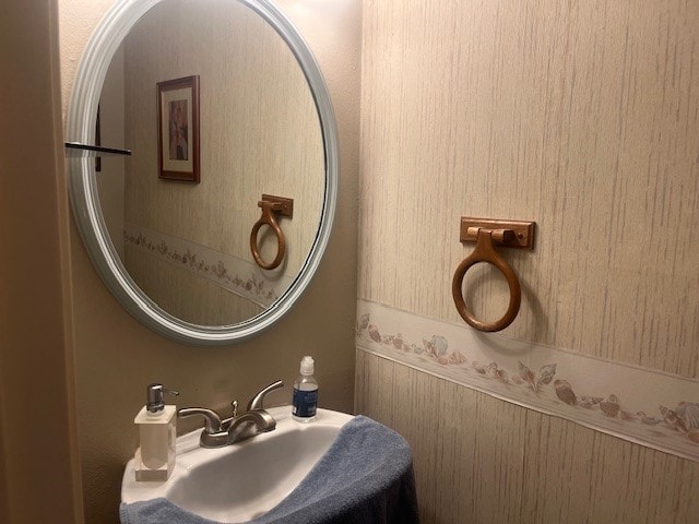 bathroom featuring sink