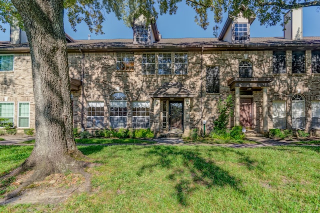 view of front of property with a front yard