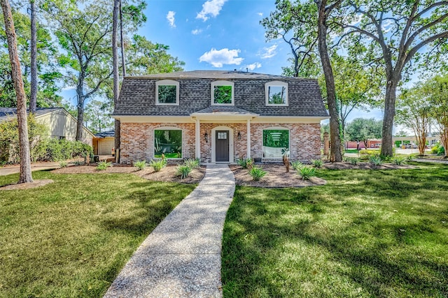 view of front of property featuring a front yard and covered porch