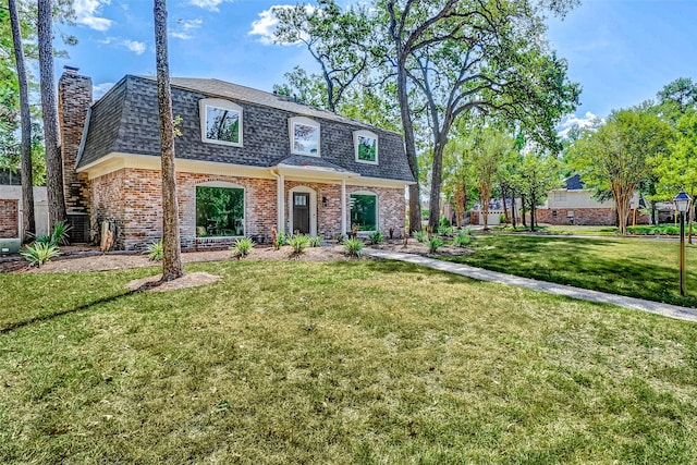 view of front of property featuring a front yard