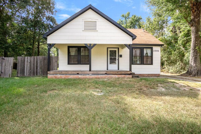 view of front facade featuring a front lawn