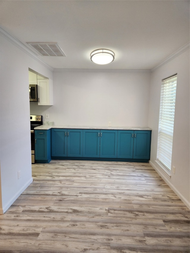 interior space with ornamental molding, stainless steel appliances, light hardwood / wood-style floors, and blue cabinetry