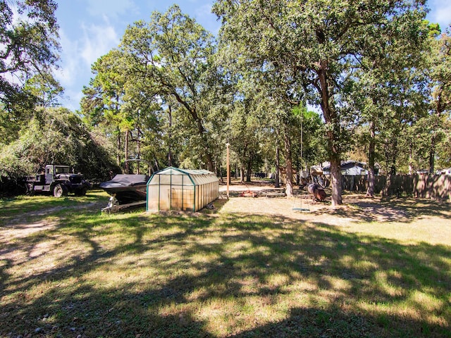 view of yard featuring an outdoor structure