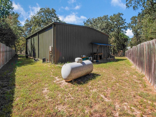 view of yard featuring an outbuilding