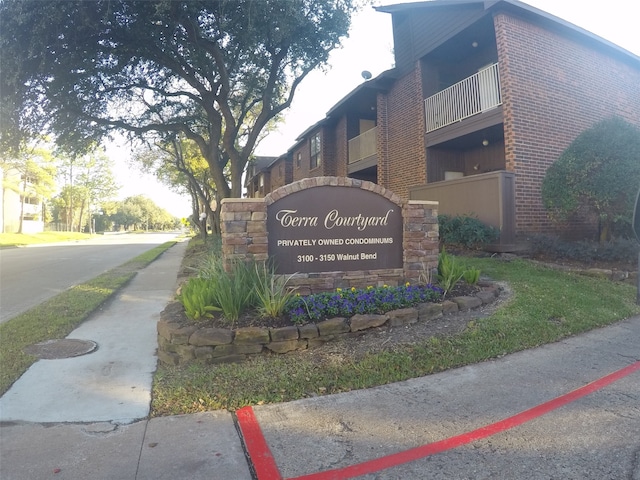 view of community / neighborhood sign