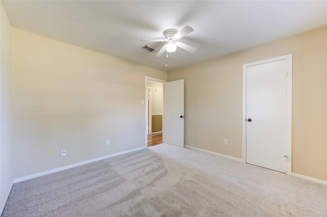 carpeted empty room featuring ceiling fan