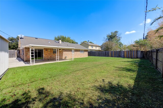 view of yard featuring a patio area