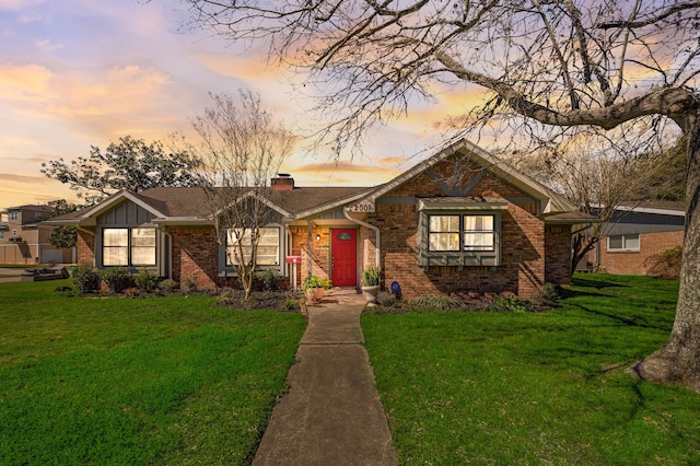 single story home featuring a lawn