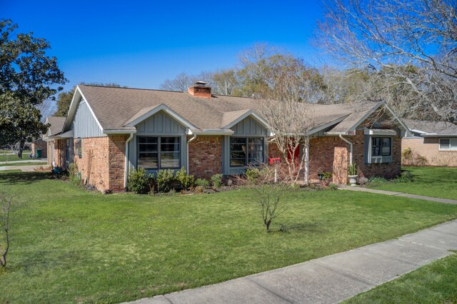 view of front of house featuring a front yard