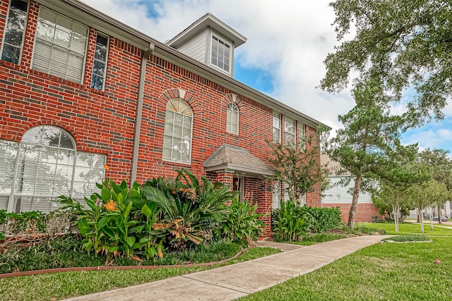 view of front of home with a front yard