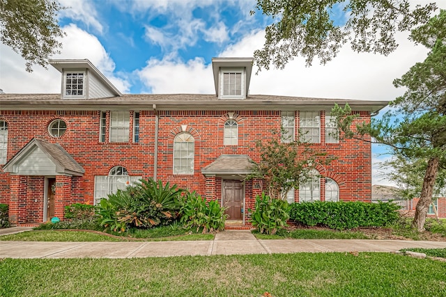 view of front of property featuring a front lawn