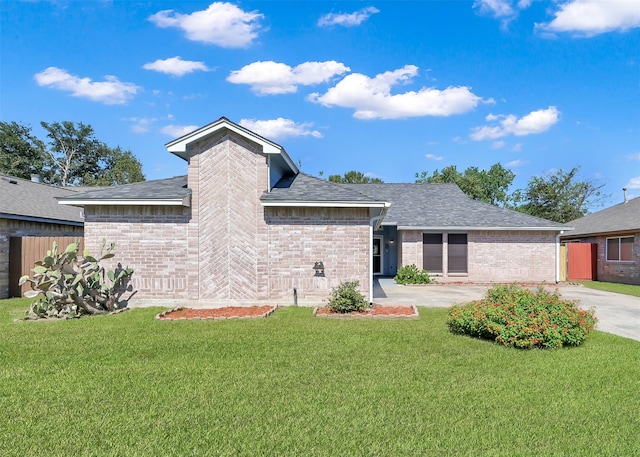 ranch-style home featuring a front lawn