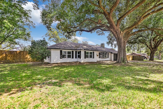 view of front facade featuring a front lawn