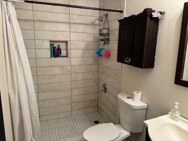 bathroom featuring a shower with shower curtain and toilet