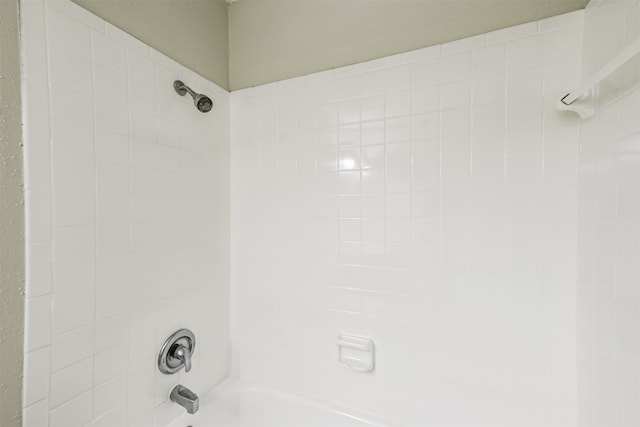 bathroom featuring tiled shower / bath