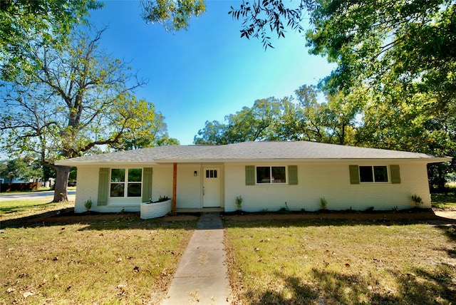 single story home featuring a front lawn