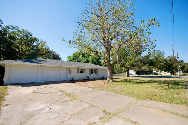 316 N Penn, Flatonia, TX 78941 - ranch-style home with an attached garage, driveway, and a front lawn