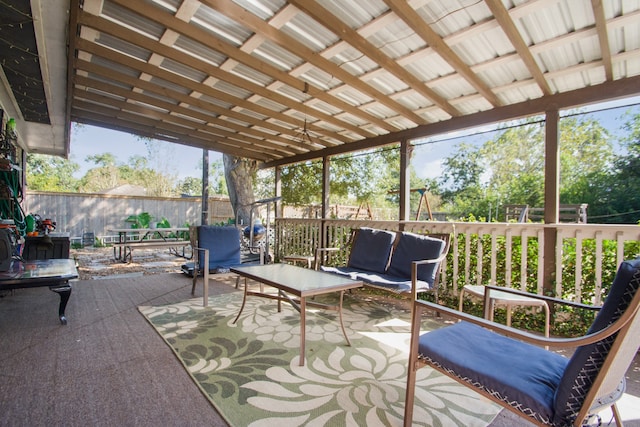 sunroom featuring ceiling fan