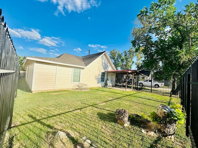 back of house featuring a lawn