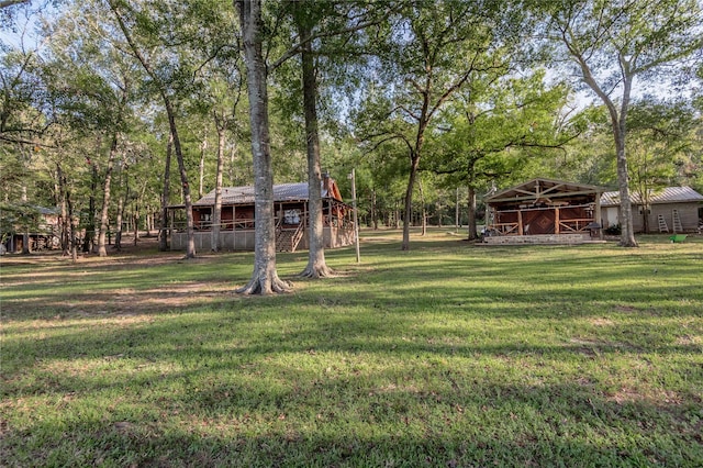 view of yard featuring an outbuilding