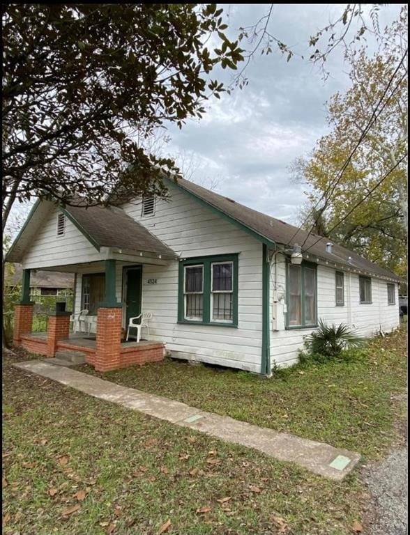 view of front of home with a front lawn