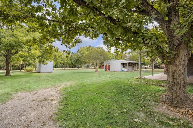 view of yard with an outdoor structure