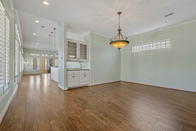 empty room featuring light hardwood / wood-style floors and crown molding