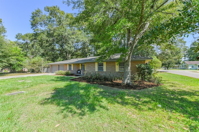 single story home with a front yard